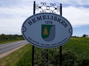 Semeliškių miestelis papuoštas dekoratyviniais riboženkliais. L. Karalevičienės nuotr.