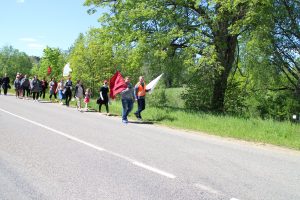 Karantinas nesutrukdė Vievio maldininkams į Sekminių atlaidus ateiti pėsčiomis