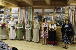 Iš dešinės: parodos organizatorius sveikina Seimo narė L. Matkevičienė, L. Felčinskaja, J. Chmieliauskienė ir parodoje koncertavusi sutartinių grupė „Ginėja“