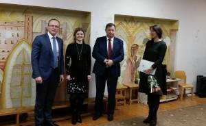 J. Zaleckienė (dešinėje), tik nuo pavasario pradėjusi vadovauti darželiui, iš savivaldybės vieną kartą sulaukė sveikintojų, o penkis kartus – tikrintojų. Elektrėnų savivaldybės administracijos nuotr.