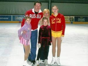 Gintarė paauglystėje su pasaulio čempionu Aleksėjumi Tichonovu, trenere Violeta Baniene ir dailiojo čiuožimo kolegėmis