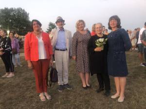 Rimas Tuminas ir Inga Burneikaite-Tuminienė su Semeliškių seniūne Loreta Karalevičiene (viduryje) ir seniūnaitėmis Nijole Ustiliene (kairėje) ir Snieguole Karalevičiene (dešinėje) šventėje prie Nestrėvaičio ežero 