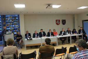 Debatuose dalyvavo 10 iš 12 Kaišiadorių-Elektrėnų vienmandatės rinkimų apygardos kandidatų. Debatus vedė vieviškis žurnalistas Tomas Loiba