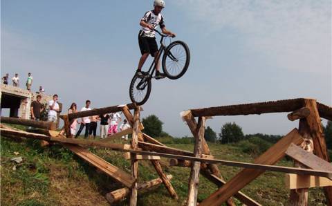 Ekstremalios trialo dviračių varžybos Crazy fermoje –  pakeliui iš Vievio Trakų link
