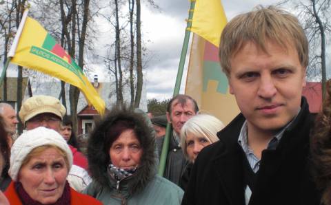 Mitingas Vievyje: politinė reklama ir įprasti priekaištai