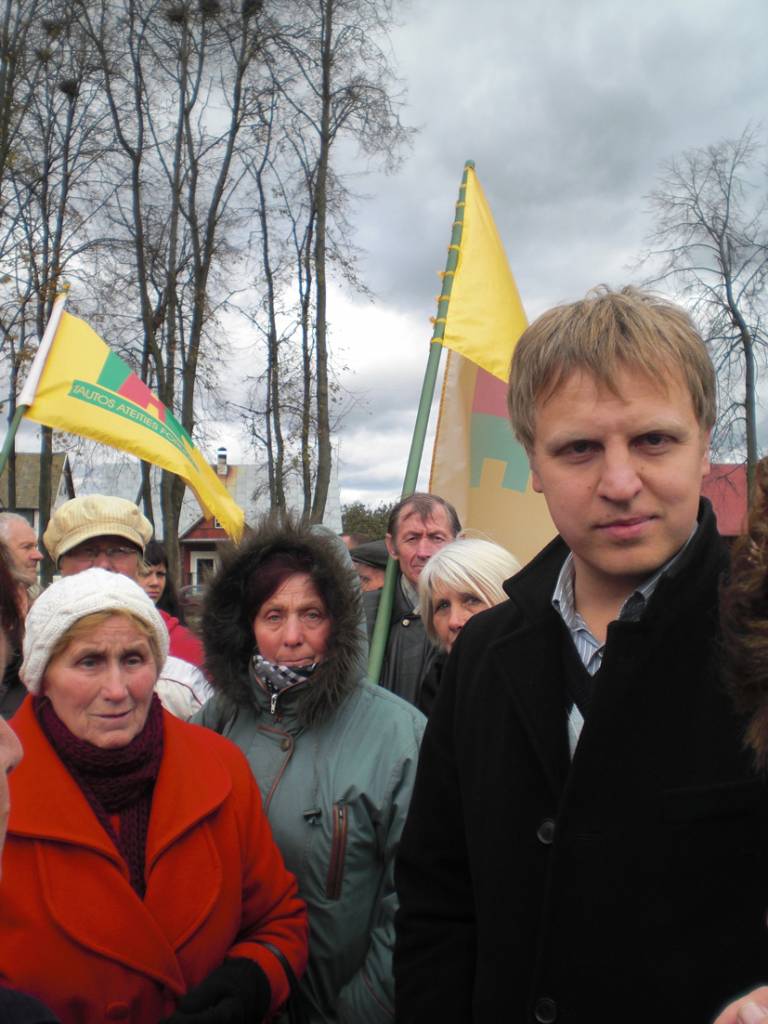 Mitingas Vievyje: politinė reklama ir įprasti priekaištai