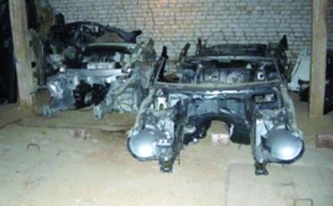 Vilniaus policininkai Kazokiškių kaime aptiko vogtų prabangių automobilių sandėlį