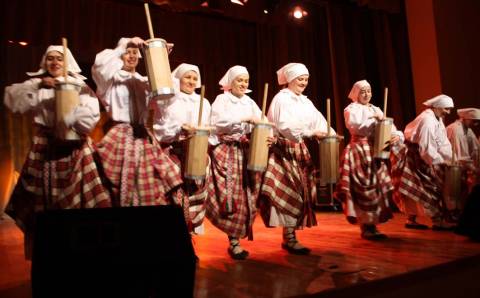 Dainos, šokiai, festivaliai