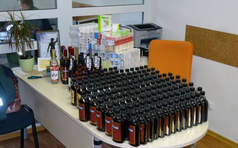 Kratų metu rasta virš 700 pakelių kontrabandinių cigarečių ir neteisėtai laikomų alkoholinių gėrimų