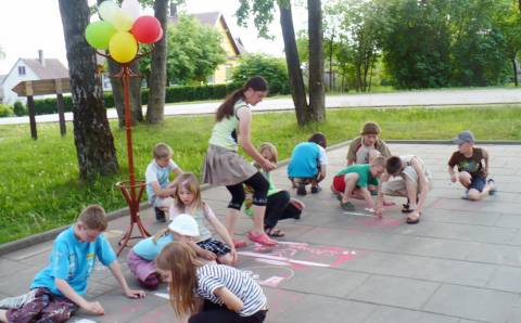 Vaikystės  svajonių takelį  piešė  Kietaviškių  vaikai