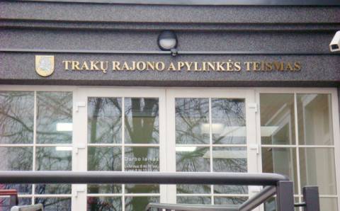 Paskelbtas nuosprendis netikrą vairuotojo pažymėjimą įsigijusiam ir jį panaudojusiam vyrui