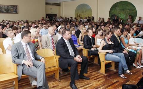 Atestatus Vievio abiturientams teikė švietimo ministras