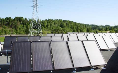 „Lietuvos energija“ pradėjo eksploatuoti didžiausią saulės energijos panaudojimo sistemą Lietuvoje