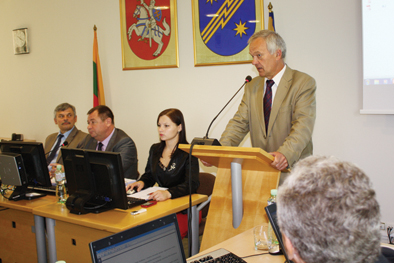 Savivaldybės tarybos posėdyje, Beveidžiai politikai