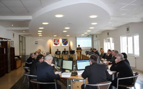 Žmonių atstovai – it vandens į burną prisisėmę