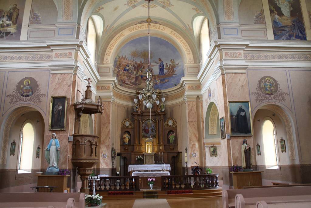 Bažnyčia, vos netapusi sandėliu