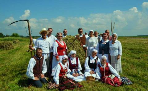 „Imtau dalgį rankelėn“