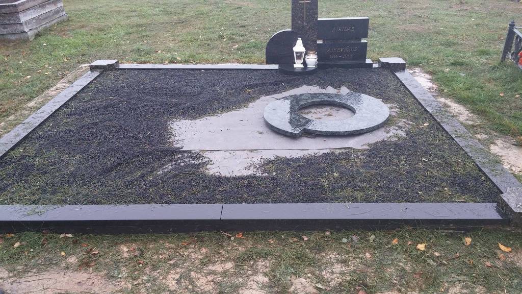 Apie pagarbą mirusiesiems ir nepagarbą gyviesiems