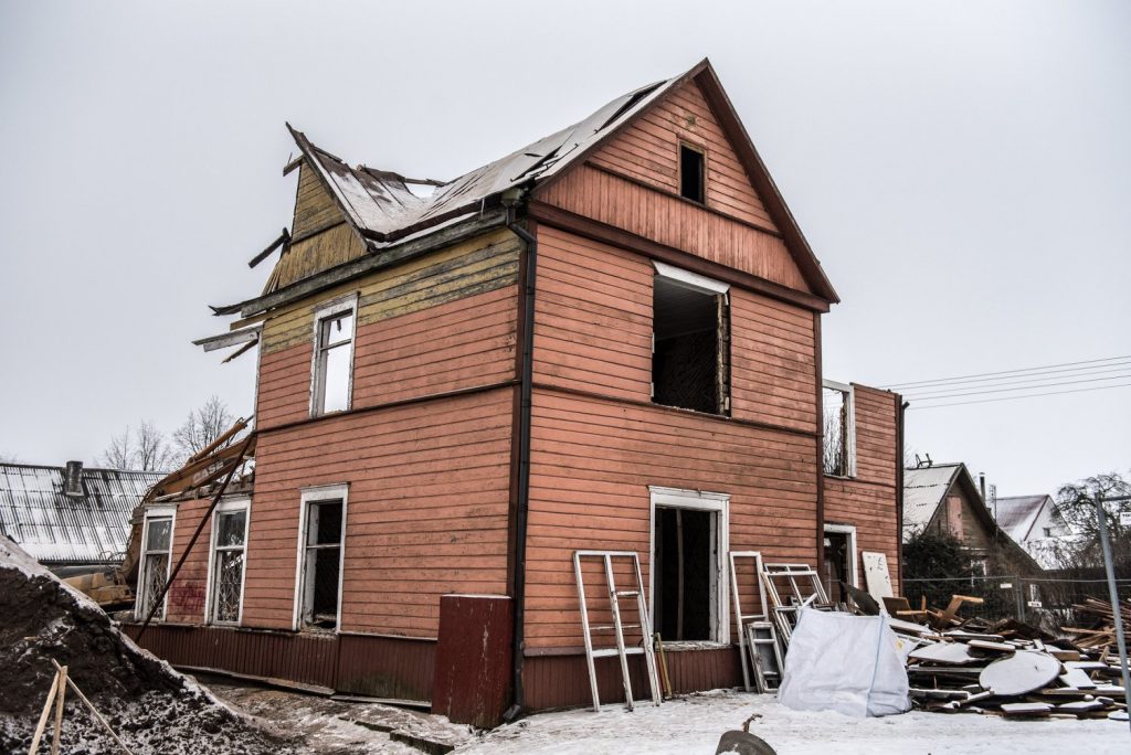 Daug rankų didelę naštą pakėlė
