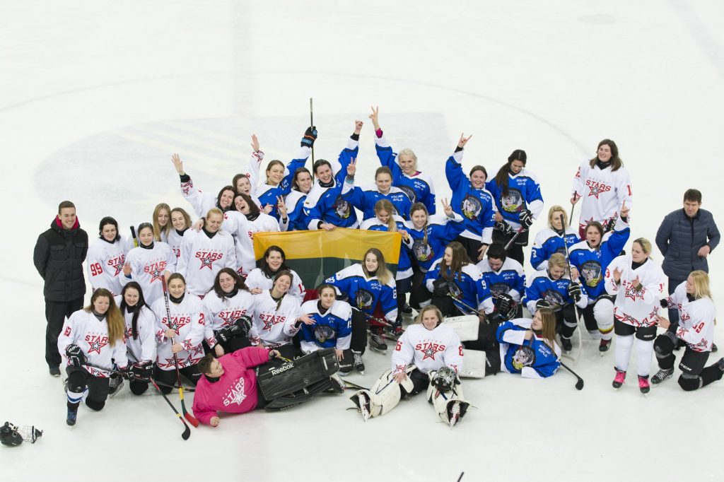 IIHF sprendimo laukiančios ledo ritulininkės meistriškumą kelia tarptautiniuose turnyruose