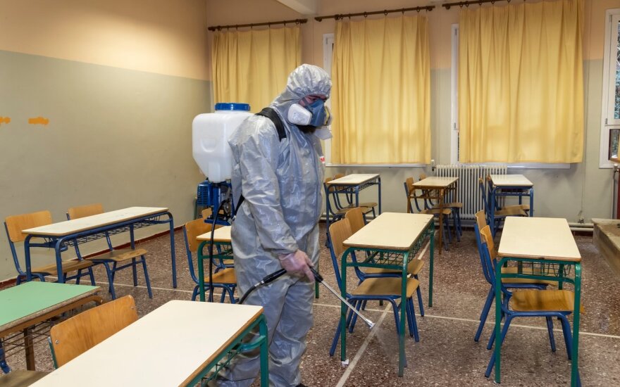 Koronavirusas įsisuko į savivaldybės mokyklas