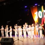 Dainą „Elektrėnų žiburiai“ atlieka pop-choras „Saulės spinduliai“, vad. Gaiva Židonytė ir Aurimas Medzikauskas