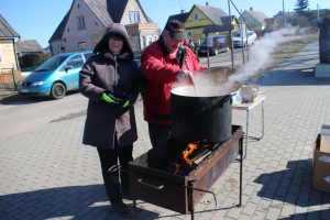 Žuvienė garavo ir kvapą skleidė po visą Vievį, todėl, kas nežvejojo, tas nors žuvienės paskanauti atėjo. Žuvienę verda Ona ir Vytautas