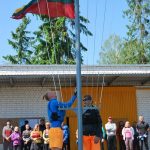 Varžybų pradžią skelbiančios vėliavos pakeltos nauju stiebu. Kelia - Arijus ir Tauras Dambrauskai