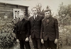 Senelis Motiejus (kairėje), jo jaunesnis brolis Jonas (dešinėje), Jono sūnus Jonas (viduryje)