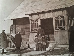 Prie senelių namo Paąžuolėje: (iš kairės) Romos senelės Onos sesuo Jadvyga, senelė Ona, ant laiptų stovi Onos jauniausioji dukra (Romos teta) Birutė, vaikai ant laiptų: (iš kairės) Romos sesuo Angelė, Roma ir pusseserė Rita (Romos mamos vyriausiojo brolio Broniaus dukra) (1969 m.)