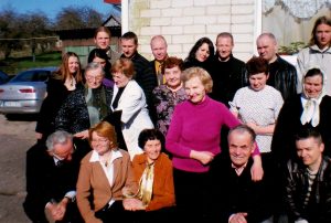 Giminės susibūrimas (2001 m.). Svečiuojasi tėvelių draugai. Mama Danutė stovi centre
