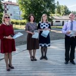 Direktorius E. Vedeckas ir pavaduotoja A. Kasputienė padėkos raštais apdovanojo kiekvieną kolektyvą