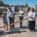 Simbolinę juostą perkirpo pradinės mokyklos direktorė A. Reklaitienė, meras K. Vaitukaitis, moksleivė M. Paškevičiūtė ir seniūnas Z. Pukėnas