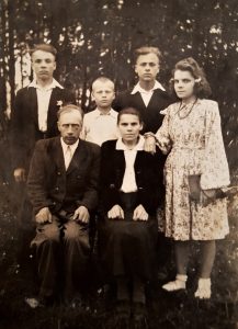 Pranciškus Markevičius (antroje eilėje pirmas iš kairės) su savo šeima: sėdi tėvelis Bronius ir mama Leokadija, tėvelio broliai Valentinas ir Jonas (antroje eilėje antras ir trečias iš kairės) ir šalia – vyriausia sesuo Marytė