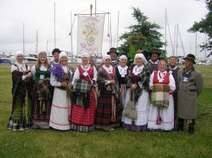 Su Elektrėnų KC centro folkloro ansambliu „Runga“ XIV tarptautiniame folkloro festivalyje „Tek saulužė ant maračių“ 2012 m. birželio mėn. Nidoje. Roma ketvirta iš kairės