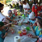 Ir paprasti buteliai gali tapti meno kūriniu. Piešia „Kiškučių“ grupės vaikai