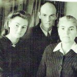 Užrašas po nuotrauka, Romualdui atsiųsta iš tremties: lai ši nuotrauka primena Tau, ką dar turi. Visados laisvieji. (Sesuo Elė, brolis Vacys ir mama Viktorija tremtyje)