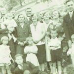 Lengvinų šeima Nepriklausomoje Lietuvoje: senelis Pranas stovi centro gale, iš kairės stovi Romualdo tėvas Pranas, rankas padėjęs ant Romučio peties, šalia jo – Viktorija, toliau Genė Lengvinaitė-Kalinauskienė su vyru, Marytė Lengvinaitė - Želnienė - Gražiūnienė, Onutės vyras Jonušas, Onutė Lengvinaitė-Jonušienė, Zofija Lengvinaitė ir jos vyras iš Olandijos. Guli Balys Lengvinas, Romualdo dėdė