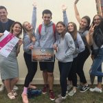 Elektrėnų jaunimas su savanore Rasa Bauzevičiūte (pirma iš kairės) kviečia Varėnos jaunimą į renginį „Muzika garsiau“