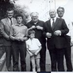 Šeši Žeimantai. Antras iš kairės Mečislovas Žeimantas, už jo trys sūnūs: Zbignevas, Viktoras Liubomiras ir Vytautas, priekyje anūkas Vytautas ir proanūkis Simas. 1985 metai
