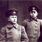 Polocko berniukų gimnazijos moksleiviai broliai Mečislovas (kairėje) ir Aleksandras Žeimantai. 1915 m.