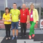 Elektrėnų smiginio komanda su žaidynių organizatore