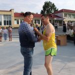 Saulius Bauras už bėgimo idėjos palaikymą Valdui Škadauskui įteikė atminimo taurę
