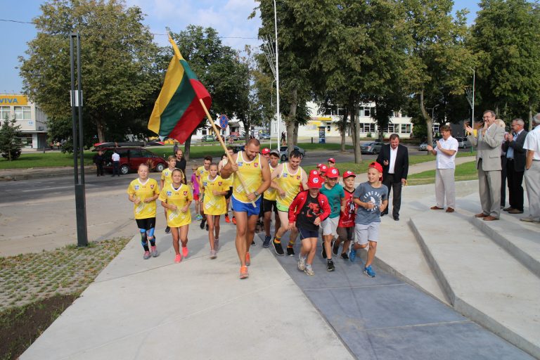 Bėgikai startavo su trispalve. Vėliavą laiko treneris Andrius Valatkevičius