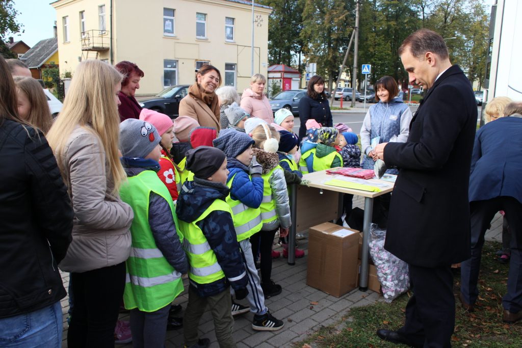 Vieviškiams atšvaitus dalino susisiekimo ministras