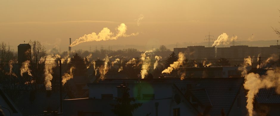 Pagrindinis oro taršos šaltinis miestuose – kietojo kuro deginimas