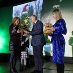 Seniūnas A. Šalkauskas ir specialistė Lina Akulevičiūtė prizus įteikia Lietuvos Raudonojo Kryžiaus draugijos Elektrėnų skyriaus savanorei Neringai Utkevičienei