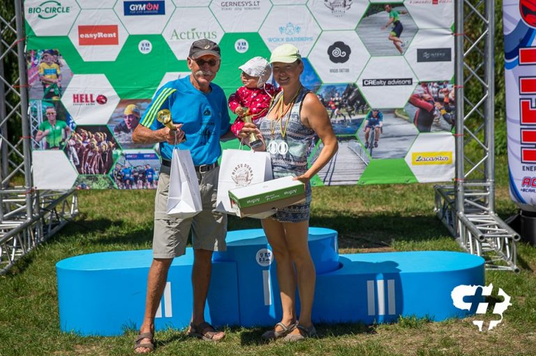 Vyriausias bėgikas Romas Jasinskas, o jauniausią bėgikę Julianą laiko mama Julija