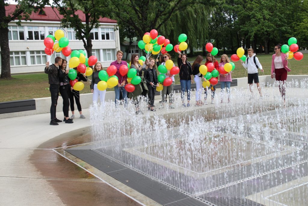 Valstybės dienos šventė: nuo proginių patriotų, per patriotiškas  kalbas  iki „Patrulių“ atliekamo himno