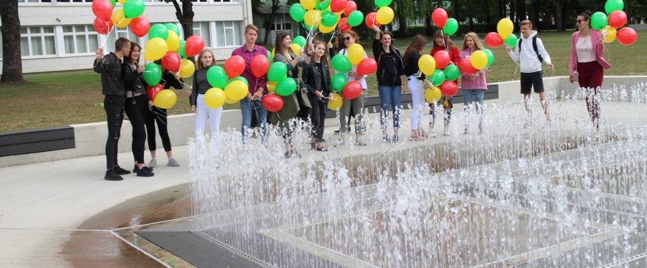 Valstybės dienos šventė: nuo proginių patriotų, per patriotiškas  kalbas  iki „Patrulių“ atliekamo himno